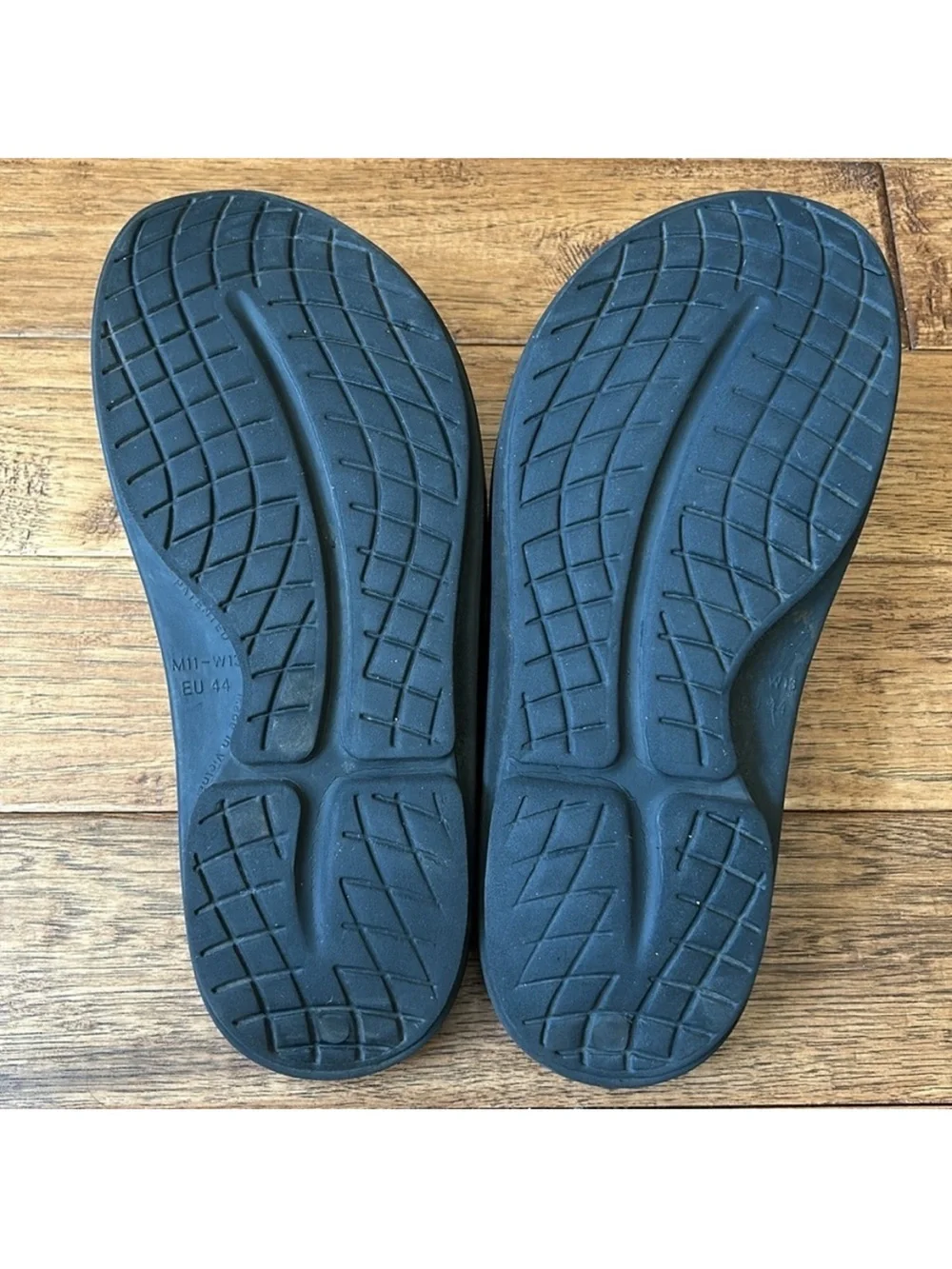 Oofos Ooahh Sport Slide Sandals Recovery Shoes Black White Size Men 11 Women 13