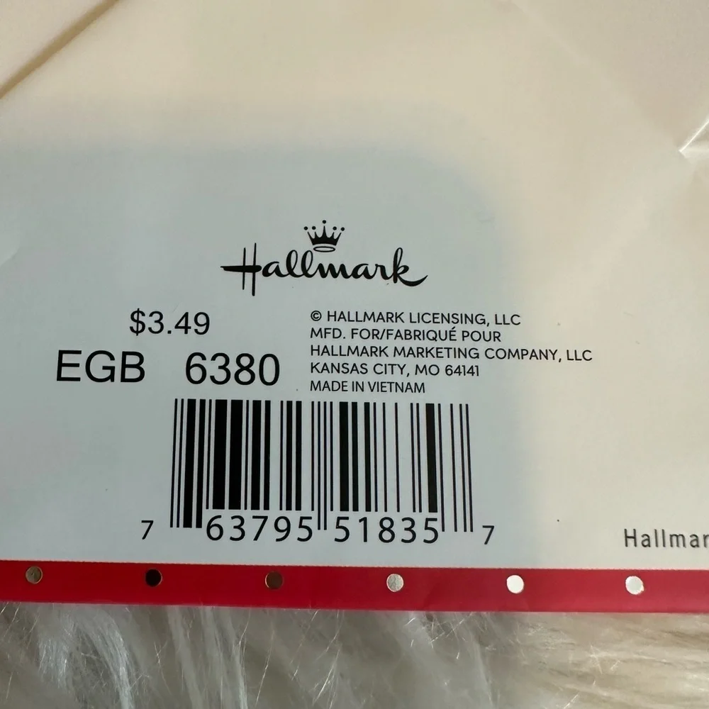 🩵5/$8.  2 Hallmark Cream and Red Gift Bags