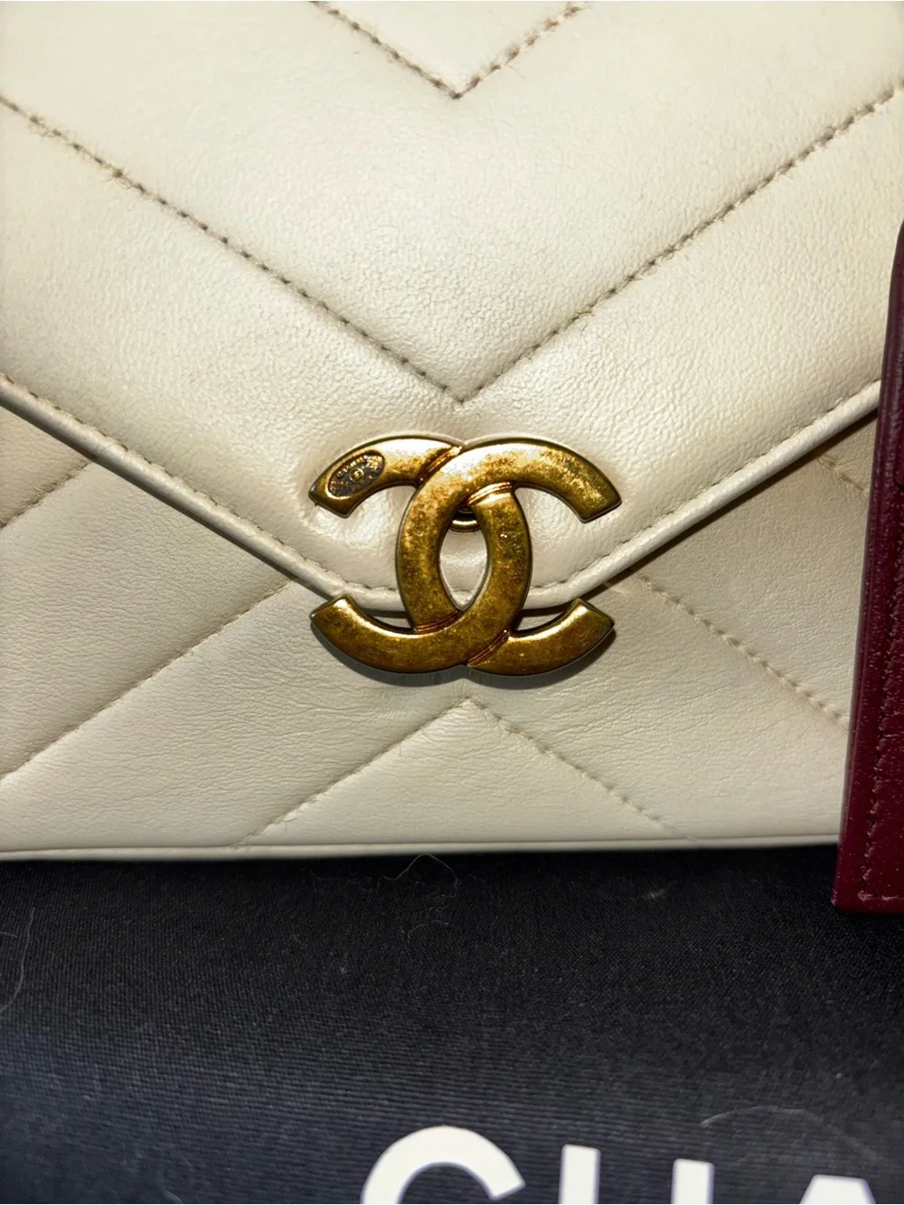 CHANEL White Chevron Leather Crossbody Bag with Burgundy Card Holder