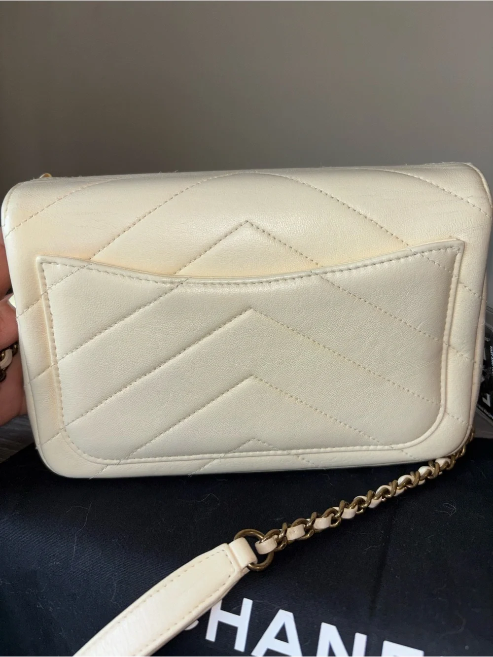 CHANEL White Chevron Leather Crossbody Bag with Burgundy Card Holder