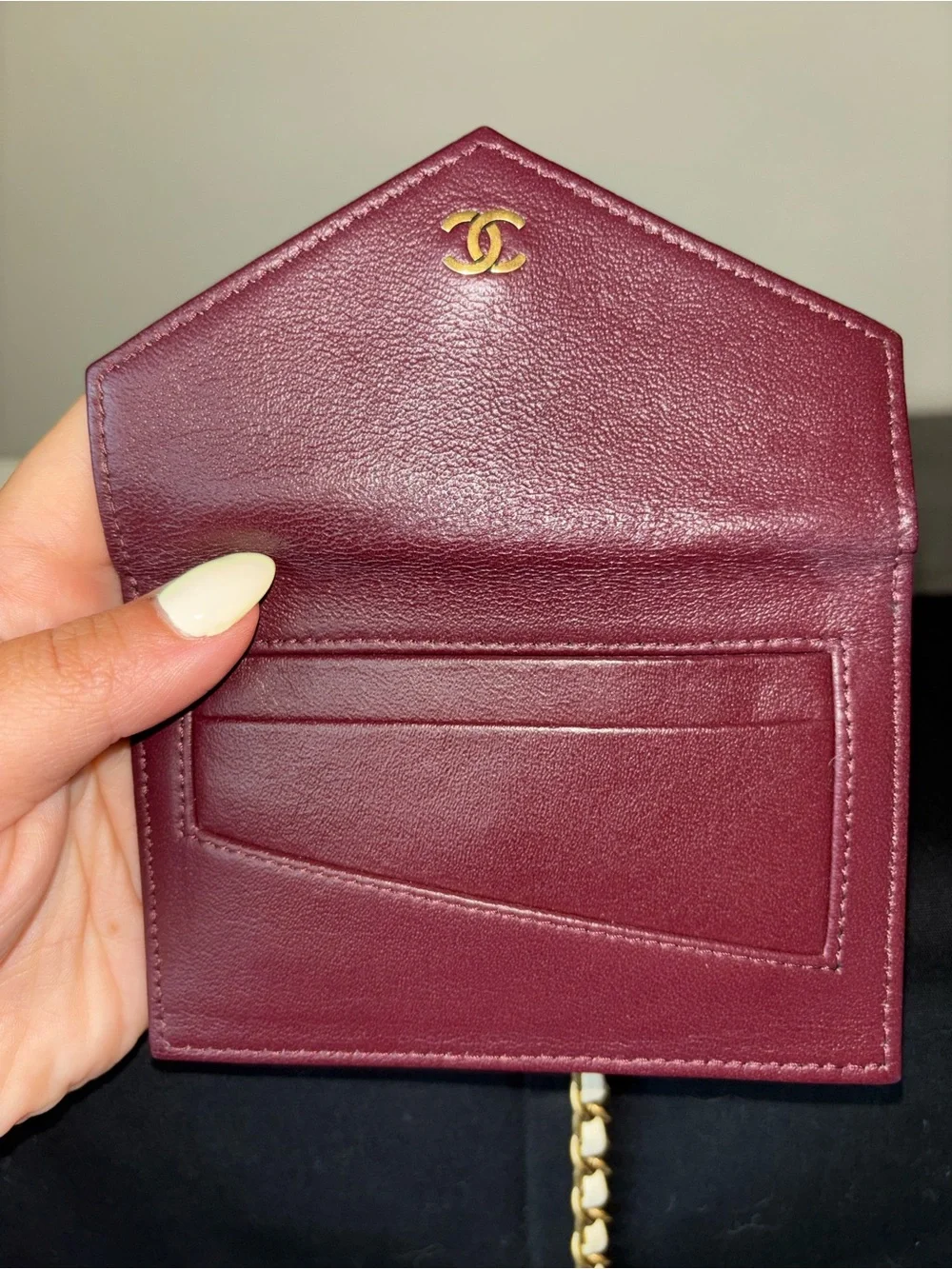 CHANEL White Chevron Leather Crossbody Bag with Burgundy Card Holder