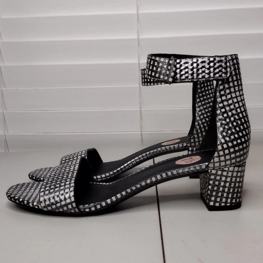 Vince Rita Checkered Sz 7.5 Leather Minimalist Contemporary Ankle Strap Sandals