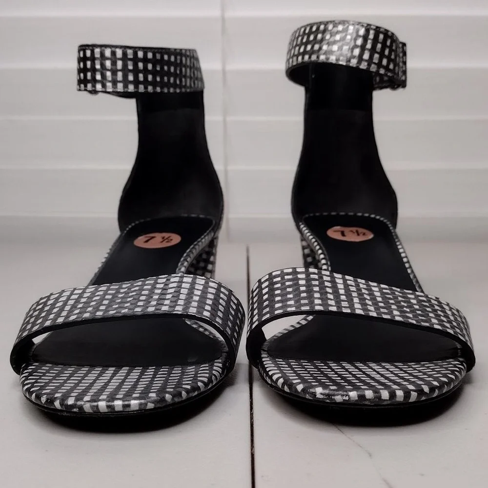 Vince Rita Checkered Sz 7.5 Leather Minimalist Contemporary Ankle Strap Sandals