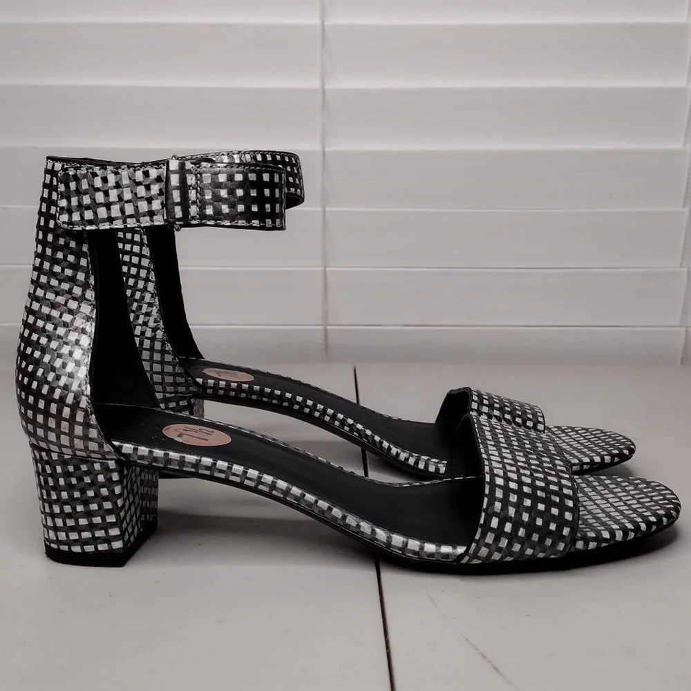 Vince Rita Checkered Sz 7.5 Leather Minimalist Contemporary Ankle Strap Sandals