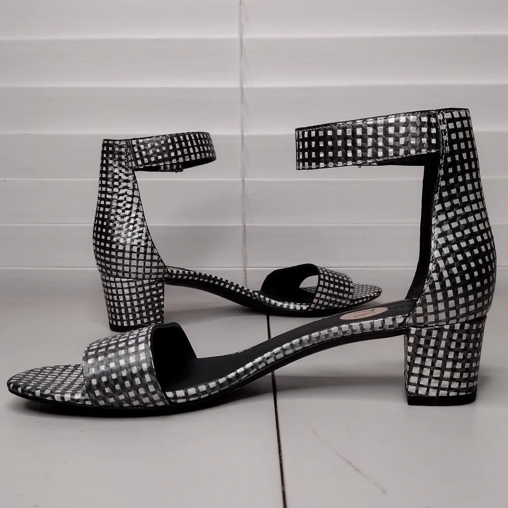 Vince Rita Checkered Sz 7.5 Leather Minimalist Contemporary Ankle Strap Sandals