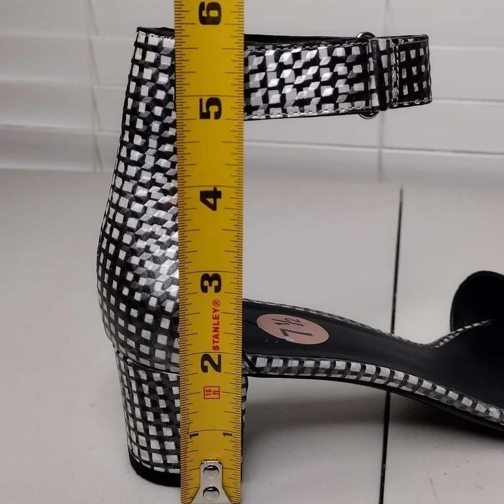 Vince Rita Checkered Sz 7.5 Leather Minimalist Contemporary Ankle Strap Sandals