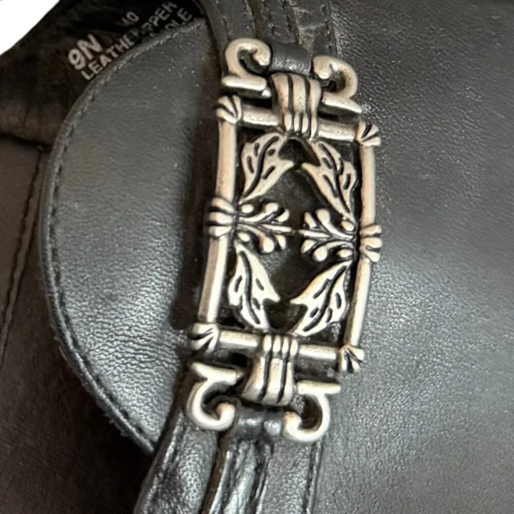 Minnetonka Black Leather Slide Sandals Silver Buckle Classic Size 9 Narrow Women