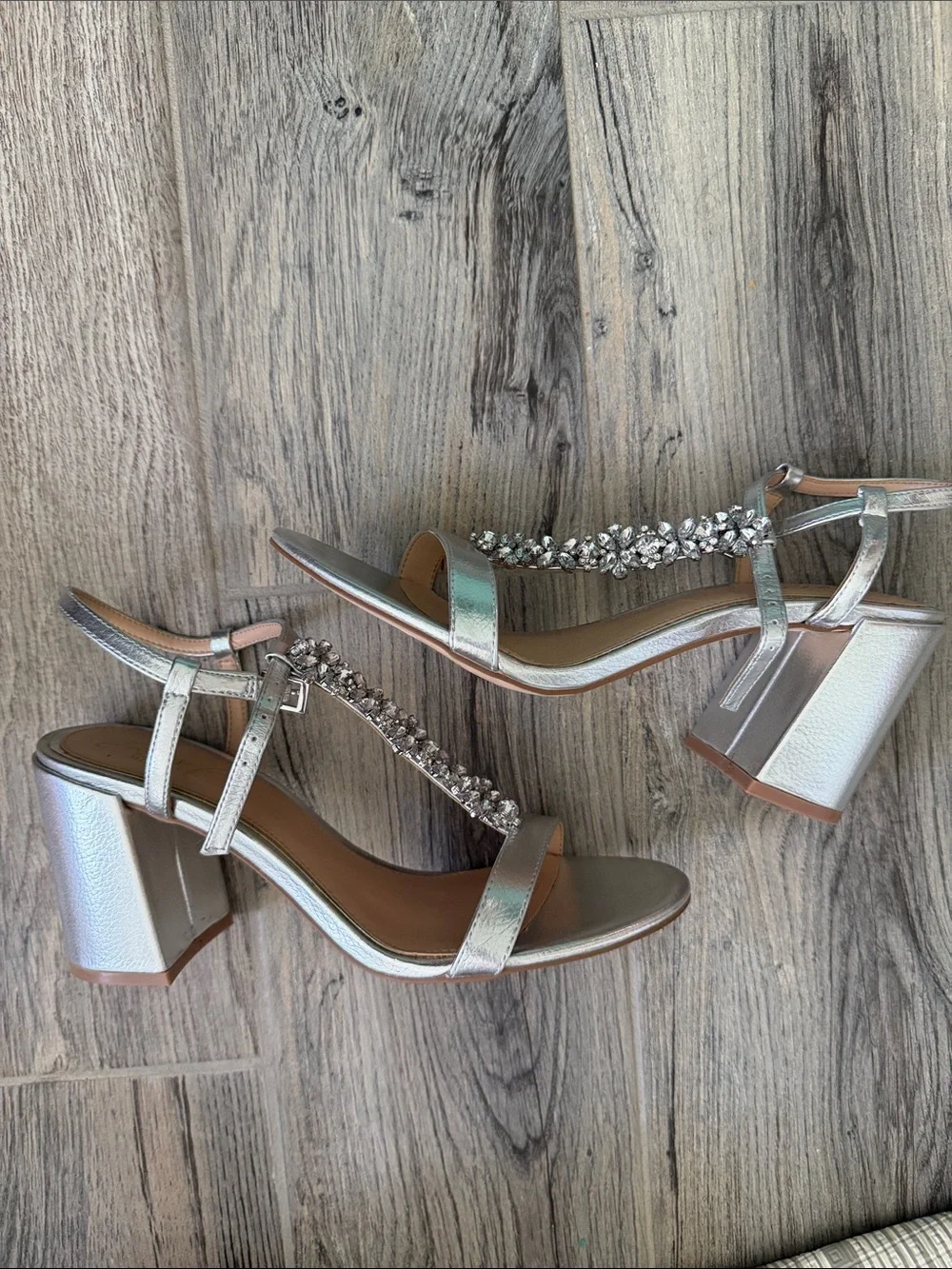Jewel Badgley Mischka Silver Embellished T-Strap Sandals