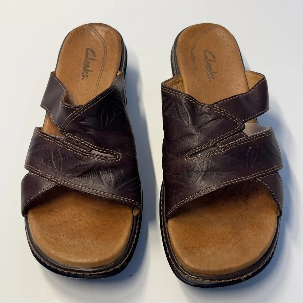 CLARKS Women’s 7M Brown Slip On Open Toe Sandal