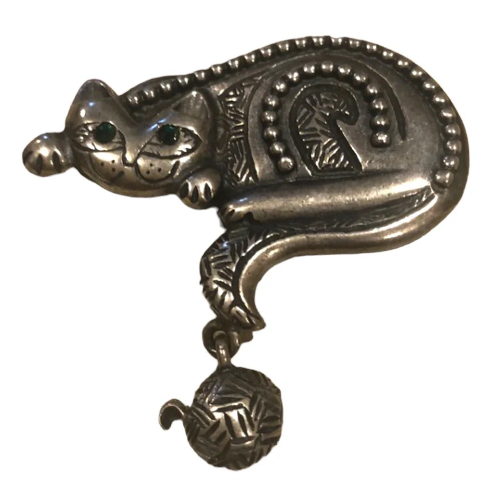 VINTAGE NEWPRO PEWTER CAT WITH GREEN CRYSTAL EYES BROOCH