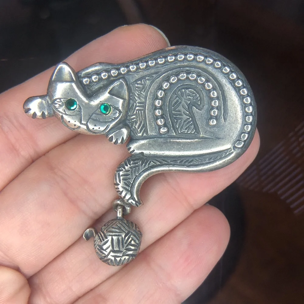 VINTAGE NEWPRO PEWTER CAT WITH GREEN CRYSTAL EYES BROOCH