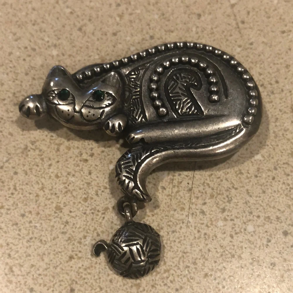 VINTAGE NEWPRO PEWTER CAT WITH GREEN CRYSTAL EYES BROOCH