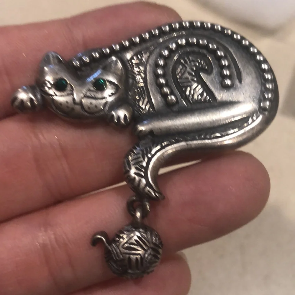 VINTAGE NEWPRO PEWTER CAT WITH GREEN CRYSTAL EYES BROOCH