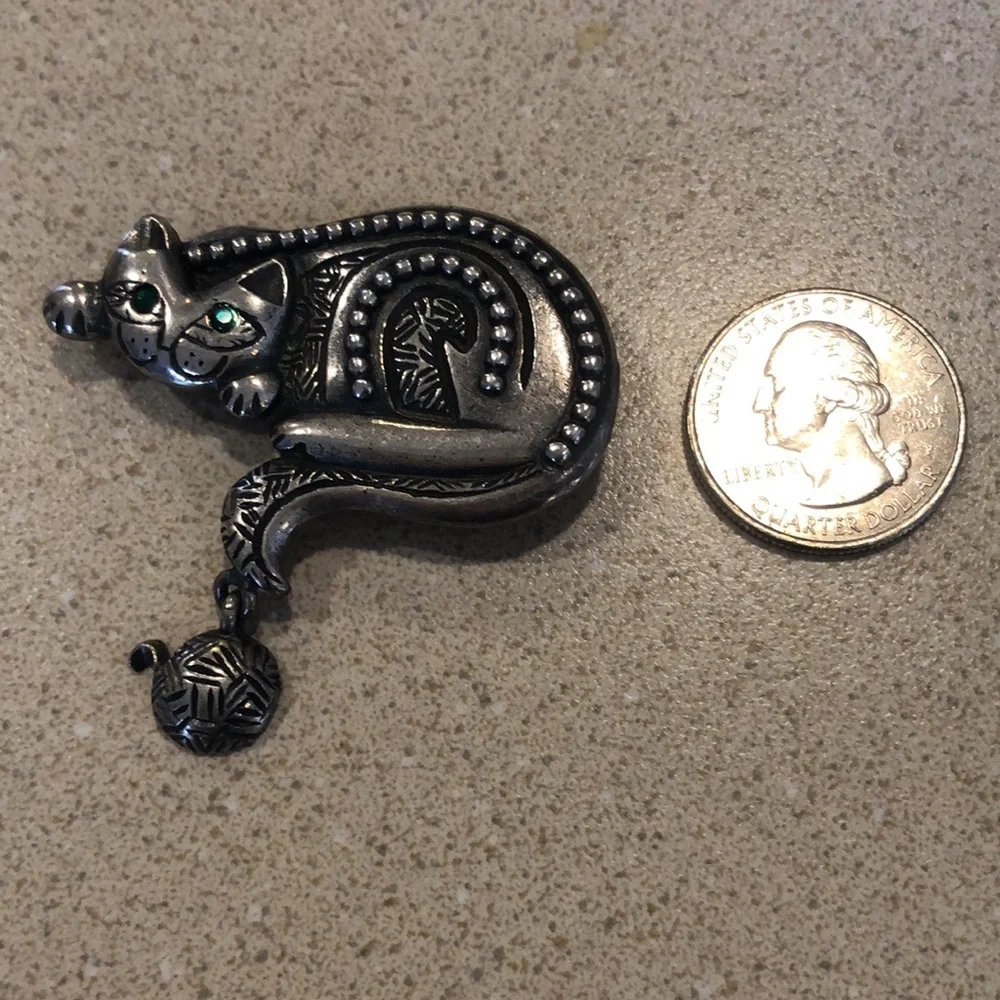 VINTAGE NEWPRO PEWTER CAT WITH GREEN CRYSTAL EYES BROOCH