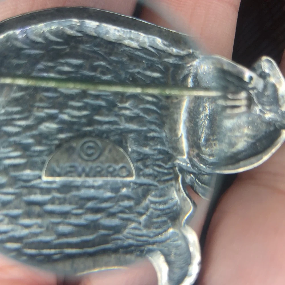 VINTAGE NEWPRO PEWTER CAT WITH GREEN CRYSTAL EYES BROOCH