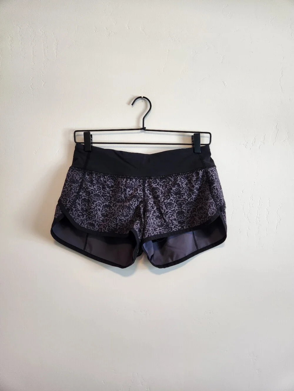 Lululemon Speed Short In Flossy Dark Carbon Black/Black Size 4