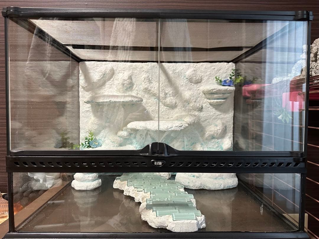 Reptile Tank. Backboard. 3 Shelter Set