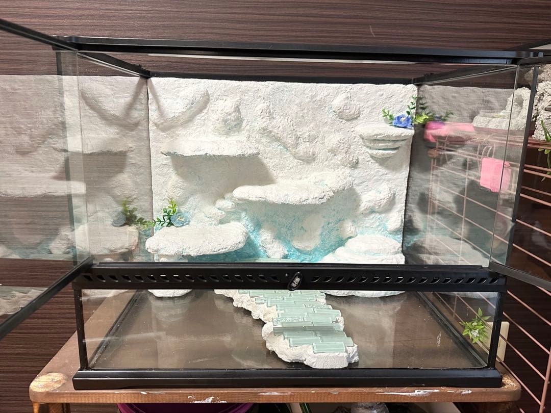 Reptile Tank. Backboard. 3 Shelter Set