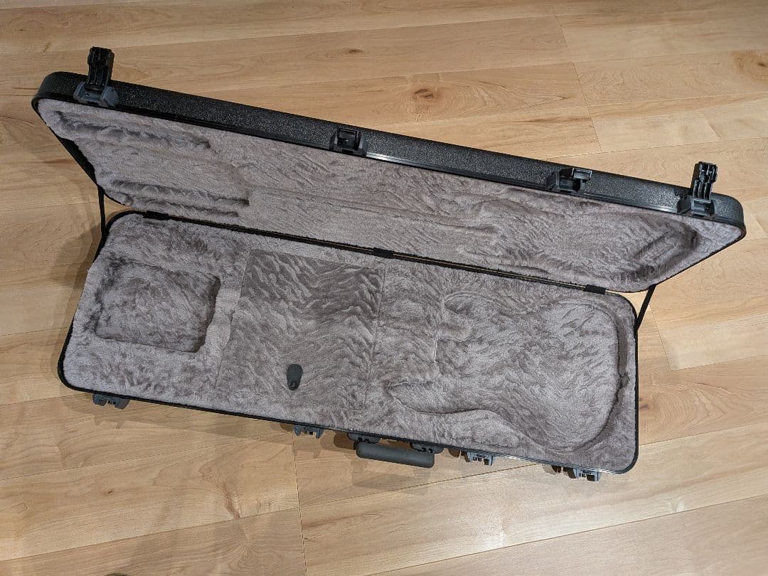 FENDER DELUXE MOLDED ELECTRIC BASS CASE